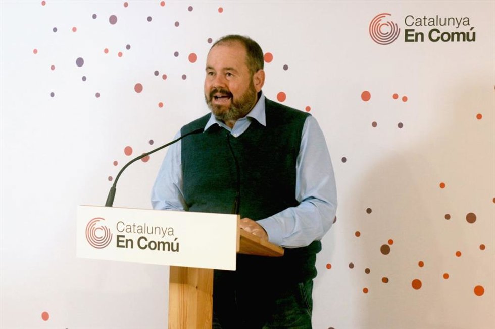 El portavoz de los comuns y diputado en el Congreso, Joan Mena, en rueda de prensa