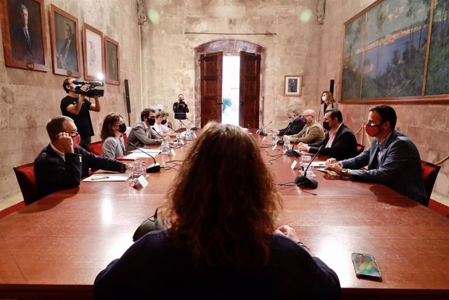 La presidenta del Govern, Francina Armengol, preside la Mesa de Diálogo Social de Baleares, en el Consolat de Mar.