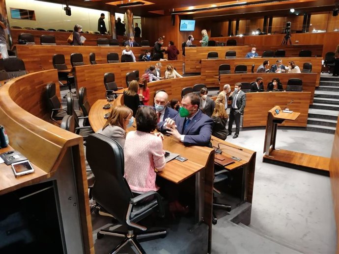 El presidente Adrián Barbón charla con los diputados socialistas en la Junta General.