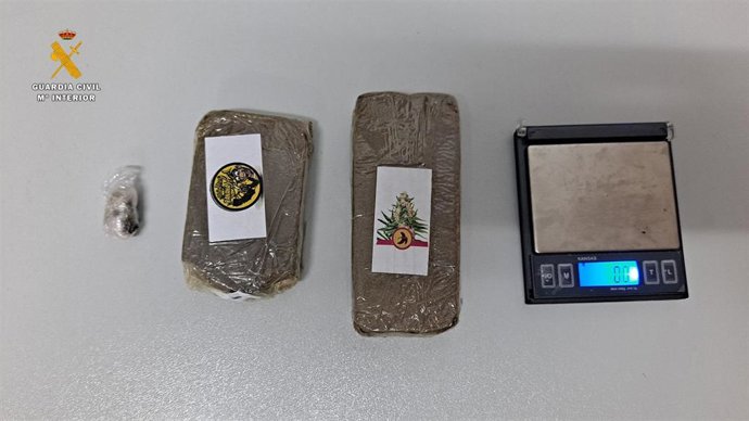 Hachís y báscula de precisión intervenida al detenido de Lucena