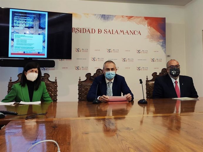 El rector de la USAL, Ricardo Rivero (centro), atiende a los medios en la presentación de las actividades del Día Internacional del Patrimonio Mundial.