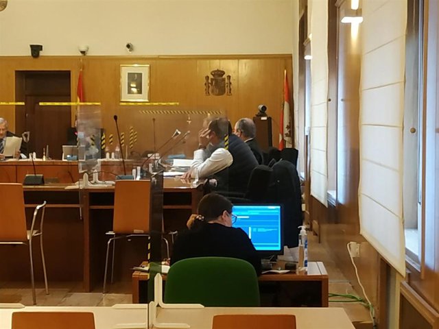 El guardia civil acusado de un delito de negociaciones prohibidas a funcionarios. Foto del primer día del juicio con jurado que se celebra en Valladolid.