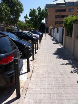 Archivo -     Operarios del Ayuntamiento de Toledo han procedido en fechas recientes a la colocación de pivotes en las aceras de la calle Coronel Baeza, una intervención demandada por los vecinos de la zona que reclamaban mejoras en la citada vía para g