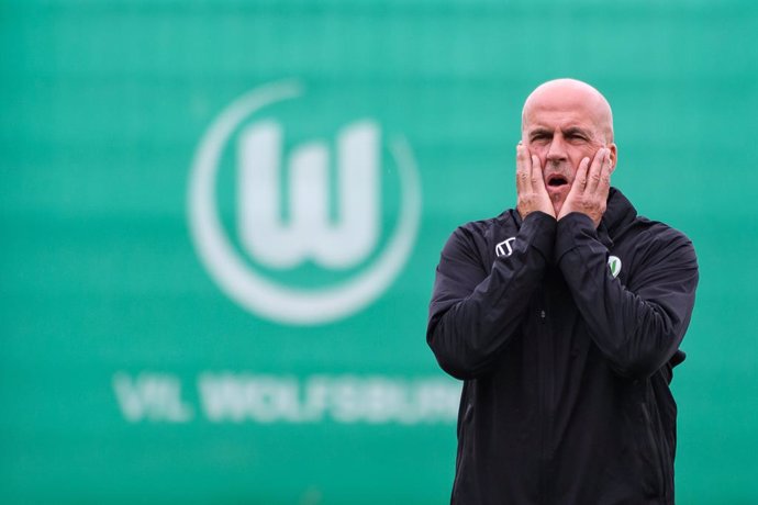 Archivo - FILED - 01 July 2021, Lower Saxony, Wolfsburg: Wolfsburg's then co-coach Michael Frontzeck gestures during a training session at the Volkswagen Arena. Assistant Michael Frontzeck has been named as interim coach at Wolfsburg, the Bundesliga clu