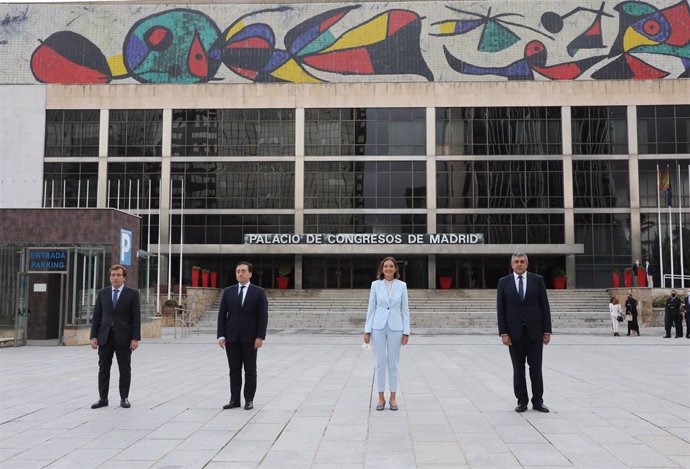 Archivo - (I-D) El ministro de Asuntos Exteriores, Unión Europea y Cooperación, José Manuel Albares; la ministra de Industria, Comercio y Turismo, Reyes Maroto; el alcalde de Madrid, José Luis Martínez-Almeida, y el secretario general de la Organización