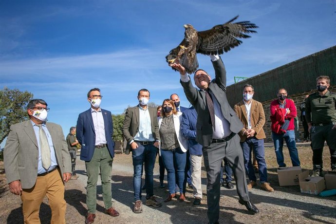 El presidente de Castilla-La Mancha, Emiliano García-Page, ha en Sevilleja de la Jara, en Sevilleja de la Jara, donde se ha presentado el Plan regional de centros de fauna silvestre de Castilla-La Mancha