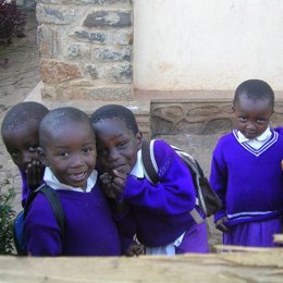 Archivo - Niños en una escuela en frica.