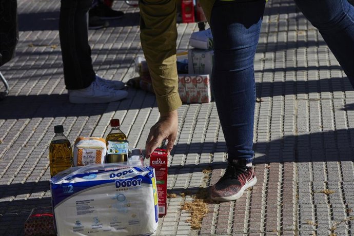 Archivo - Varios productos de alimentación en un reparto de alimentos a familias vulnerables en Madrid.