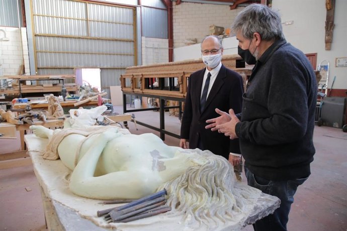 Fuentes y Flecha observan un boceto de la obra.