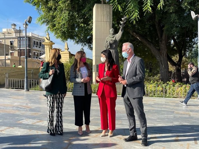 La portavoz del Partido Popular en la Región de Murcia, Miriam Guardiola; la portavoz del Grupo Municipal Popular, Rebeca Pérez, y el concejal Antonio Navarro