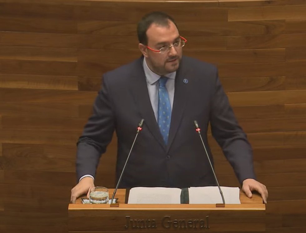 Adrián Barbón en la Junta General.