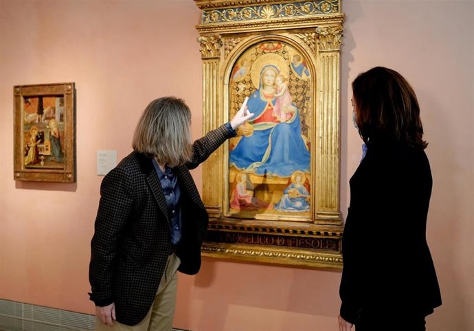 La consejera de Cultura y Turismo, Marta Rivera de la Cruz, visita una exposición en el Museo Thyssen.