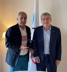 Alejandro Blanco recibe la medalla de oro del COI por su labor solidaria e impulsar el Centro de Refugiados de Getafe.