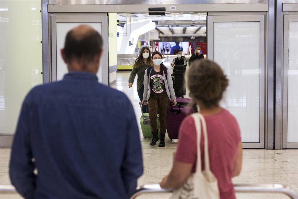 Archivo - Varias personas a su llegada a la terminal T4 del Aeropuerto Adolfo Suárez Madrid-Barajas.