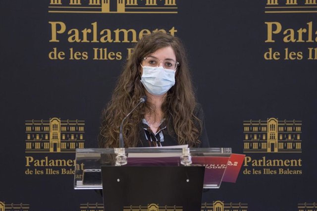 La portavoz parlamentaria adjunta de Unidas Podemos, Esperança Sans, en rueda de prensa.