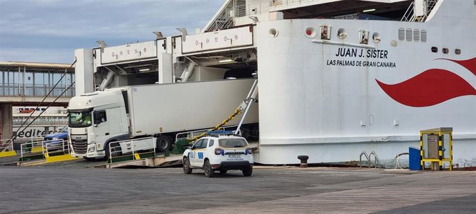 Camión en operaciones de embarque en el puerto de Almería