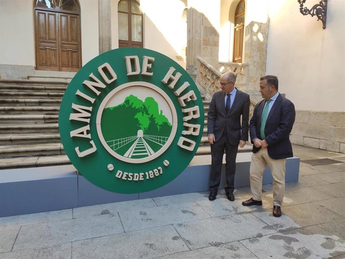 Javier Iglesias (i) y Francisco Javier García Hidalgo (d) ante una réplica a tamaño natural de la nueva instalación del Camino de Hierro.