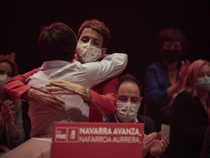La ministra de Política Territorial y portavoz del Gobierno, Isabel Rodríguez (i), y la actual presidenta del Gobierno de Navarra, María Chivite, se abrazan en la inauguración del 12 Congreso del PSN.