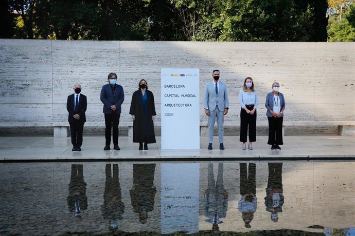 Lluís Comerón, Agustí Serra, Ada Colau, Iñaqui Carnicero, Janet Sanz y Assumpció Puig en la presentación de la Capital Mundial de la Arquitectura que ostentará Barcelona en 2026.