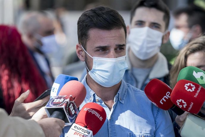 Archivo - El diputado del PSOE, Santiago Rivero, ofrece declaraciones a los medios de comunicación en las inmediaciones de los Juzgados de Plaza Castilla, a 21 de septiembre de 2021, en Madrid (España). Más Madrid y otros colectivos han presentado una q