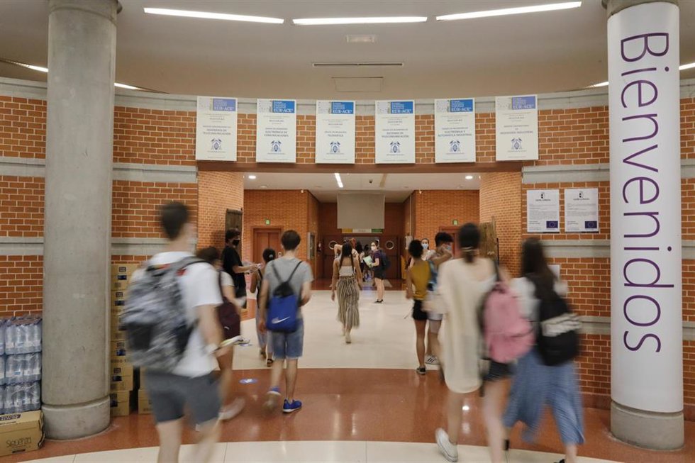 Archivo - Estudiantes de las asignaturas troncales de la rama de Ciencias en el Edificio Politécnico de la Universidad Alcalá de Henares, Madrid (España), a 6 de julio de 2020.