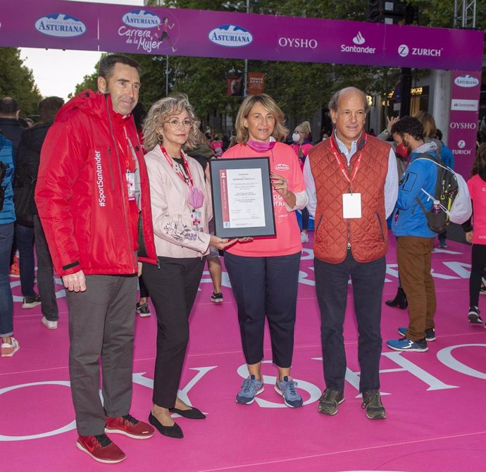 El COE y Banco Santander conceden el Sello de Evento Deportivo Sostenible a la Carrera de la Mujer.