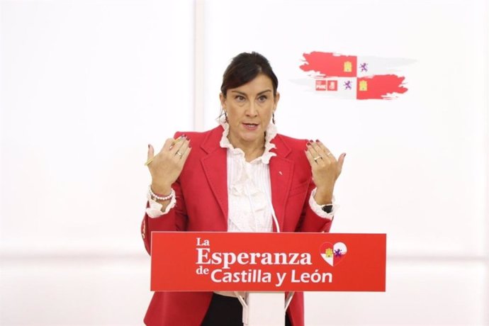 Ana Sánchez atiende a los medios para analizar cuestiones de actualidad política de Castilla y León