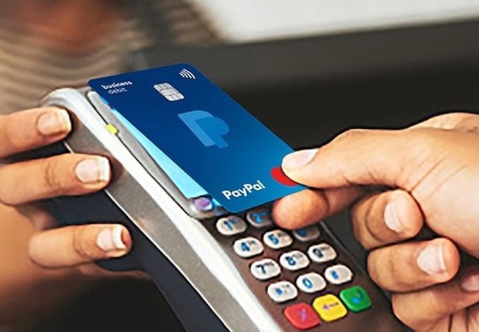 Archivo - Tarjeta PayPal Business Debit Mastercard.