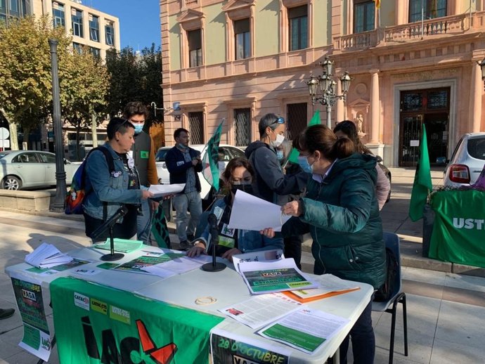 Miembros de la Intersindical Alternativa de Catalunya, este lunes, ante la Subdelegación del Gobierno de Lleida.