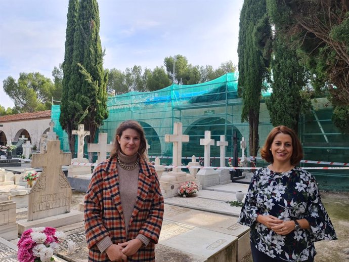 La concejal delegada del Cementerio del Ayuntamiento de Teruel, Ana Oliván (izda) y la alcaldesa, Emma Buj.