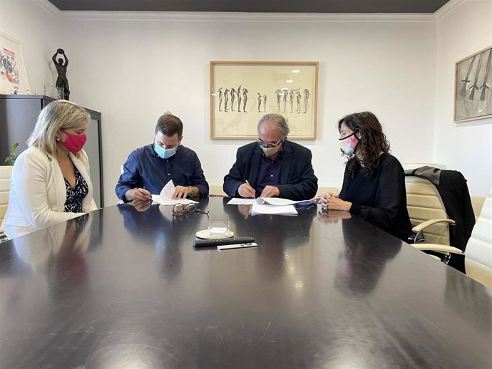 El conseller de Educación, Martí March, y el alcalde de Marratxí, Miquel Cabot, firman el convenio de colaboración para mejorar la oferta de plazas 0-3 años en el municipio.