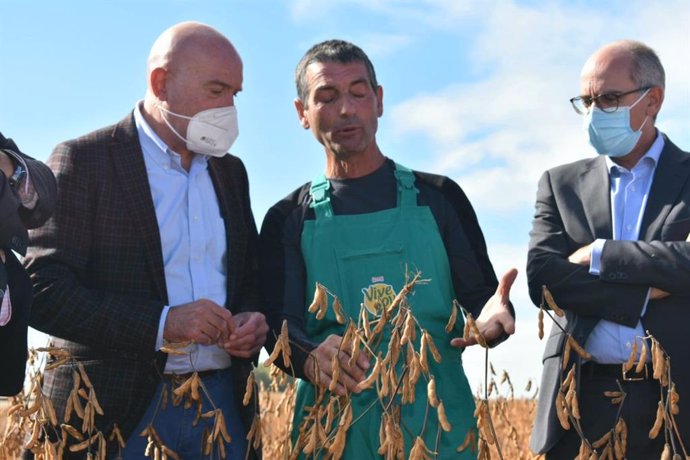 El consejero Jesús Julio Carnero (izquierda) en su visita a la provincia de Salamanca.