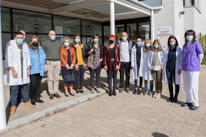 La consejera de Salud del Gobierno de Navarra, Santos Induráin, acompañada por parte del equipo de Atención Primaria de Aoiz / Agoitz y el alcalde de la localidad, Ángel Martín Unzué (6 empezando por la dcha).