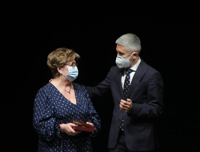 El ministro del Interior, Fernando Grande-Marlaska, en el acto de entrega de seis grandes cruces y 14 encomiendas de la Real Orden de Reconocimiento Civil a las Víctimas del Terrorismo, en Sevilla.
