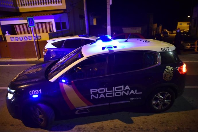 Archivo - Coche de la Policía Nacional de noche en una imagen de archivo.