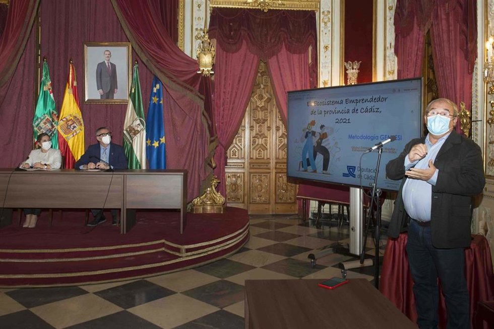 La presidenta de la Diputación de Cádiz, Irene García, el rector de la UCA, Francisco Piniella, y José Manuel Sánchez Vázquez, director general de Emprendimiento, Empresa y Egresados de la UCA.
