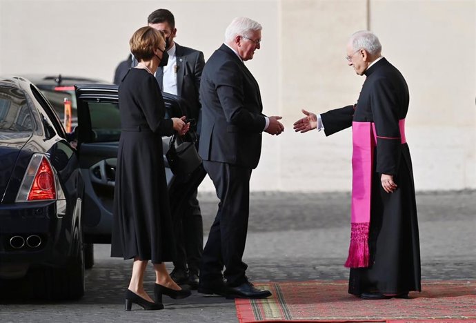 El presidente alemán, Frank-Walter Steinmeier, y su mujer, Elke Buedenbender, llegan al Vaticano para un encuentro privado con el Papa