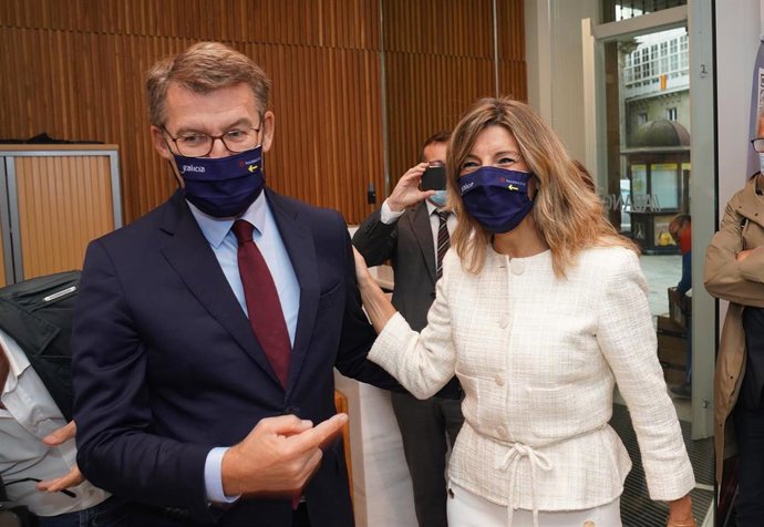 La vicepresidenta segunda y ministra de Trabajo y Economía Social, Yolanda Díaz; y el presidente de la Xunta de Galicia, Alberto Núñez Feijóo, se saludan a su llegada al evento 'El futuro que seremos', en el centro social Abanca, a 25 de octubre de 2021