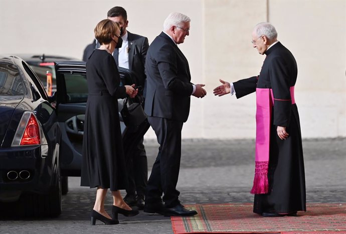 25 October 2021, Vatican, Vatican City: German President Frank-Walter Steinmeier (2nd R) and his wife Elke Buedenbender (L) arrive at the Vatican for a private meeting with Pope Francis. Photo: Johannes Neudecker/dpa