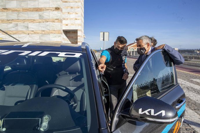 El vicepresidente y consejero de Universidades, Igualdad, Cultura y Deporte, Pablo Zuloaga, con el piloto cántabro Eneko Conde.