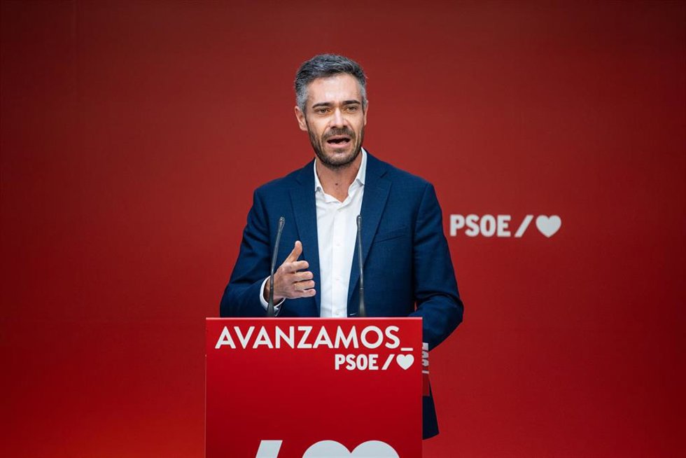 El portavoz adjunto del PSOE en el Congreso, Felipe Sicilia, interviene en una rueda de prensa en la primera reunión de la Comisión de la Ejecutiva Federal del Partido Socialista elegida en el 40 Congreso, en Ferraz, a 18 de octubre de 2021, en Madrid, 