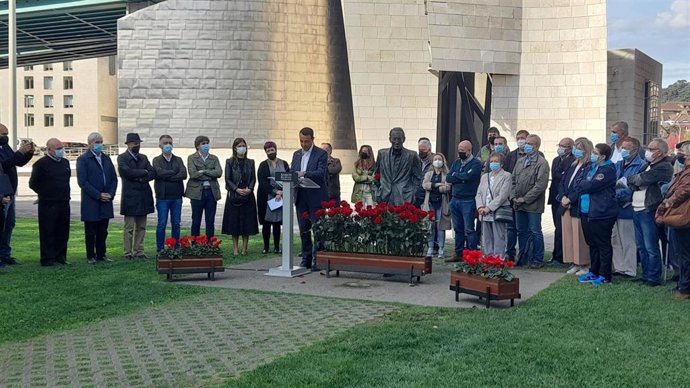 Acto conmemorativo del 115 aniversario del nacimiento de Ramón Rubial frente a la escultura de la Puerta de los Honorables en Bilbao realizado por el PSE