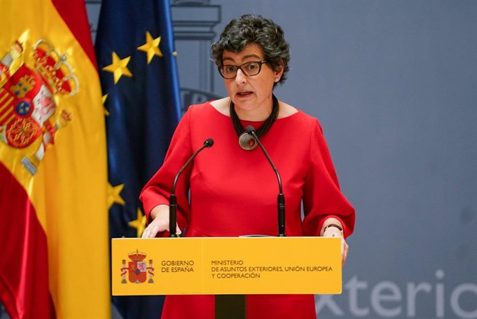 Archivo - La exministra de Asuntos Exteriores, Unión Europea y Cooperación, José Manuel Albares y su predecesora, Arancha González Laya, interviene tras entregar la cartera ministerial, en el Palacio de Santa Cruz, a 12 de julio de 2021, en Madrid (Espa