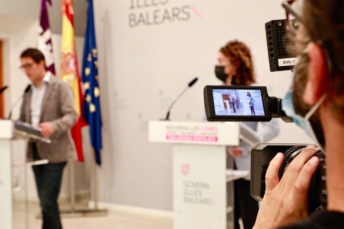 El portavoz del Govern, Iago Negueruela, y la consellera de Hacienda, Rosario Sánchez, en la rueda de prensa posterior al Consell de Govern.
