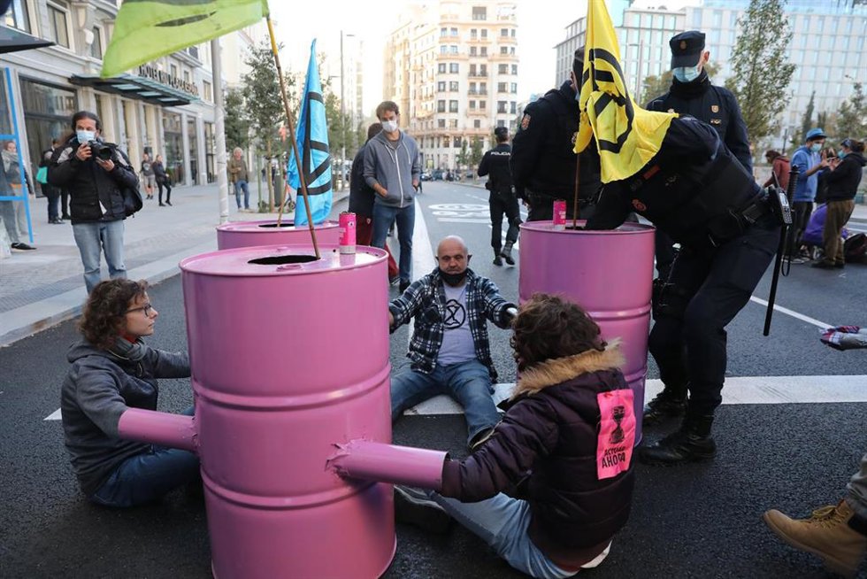Un grupo de personas corta una de las arterias principales de la capital en una acción de desobediencia civil, a 25 de octubre de 2021, en Madrid, (España). 