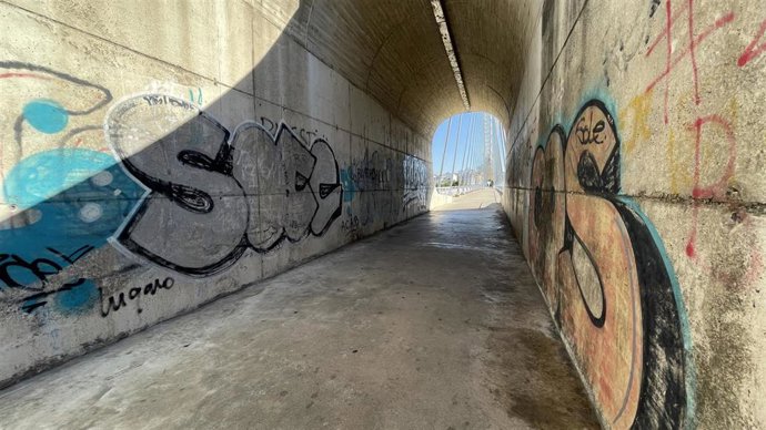 Pintadas en el puente Lusitania de Mérida.