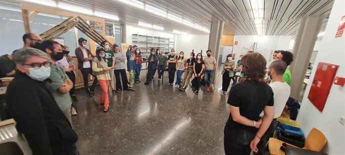 Los alumnos y alumnas de la Escuela Técnica Superior de Arquitectura de la Universitat Politcnica de Valncia (UPV) han construido un "balcón telescópico" en madera pensado para ser adherido a fachadas