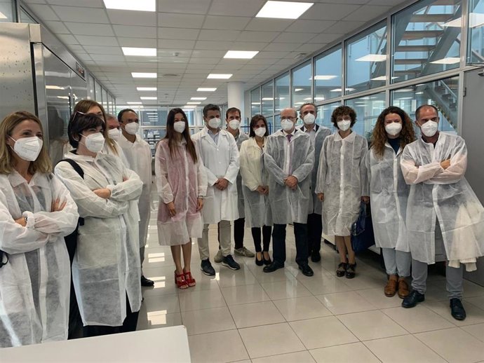 La consellera de Innovación, Universidades, Ciencia y Brecha digital, Carolina Pascual, y el vicepresidente ejecutivo de la AVI, Andrés García Reche, han mantenido una reunión de trabajo con los socios de 'Micromanage'