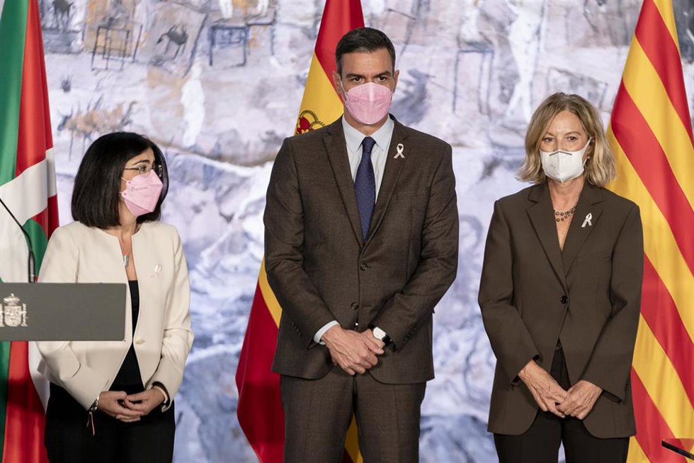 (I-D) La ministra de Sanidad, Carolina Darias; el presidente del Gobierno, Pedro Sánchez y la vicepresidenta primera de la Fundación Amancio Ortega, Flora Pérez, en el acto de firma del convenio con la Fundación Amancio Ortega, a 19 de octubre de 2021, 