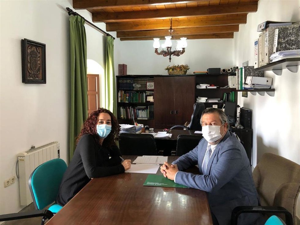 El delegado territorial de Regeneración, Justicia y Administración Local, Alfredo Martín, junto a la alcaldesa de Linares de la Sierra.